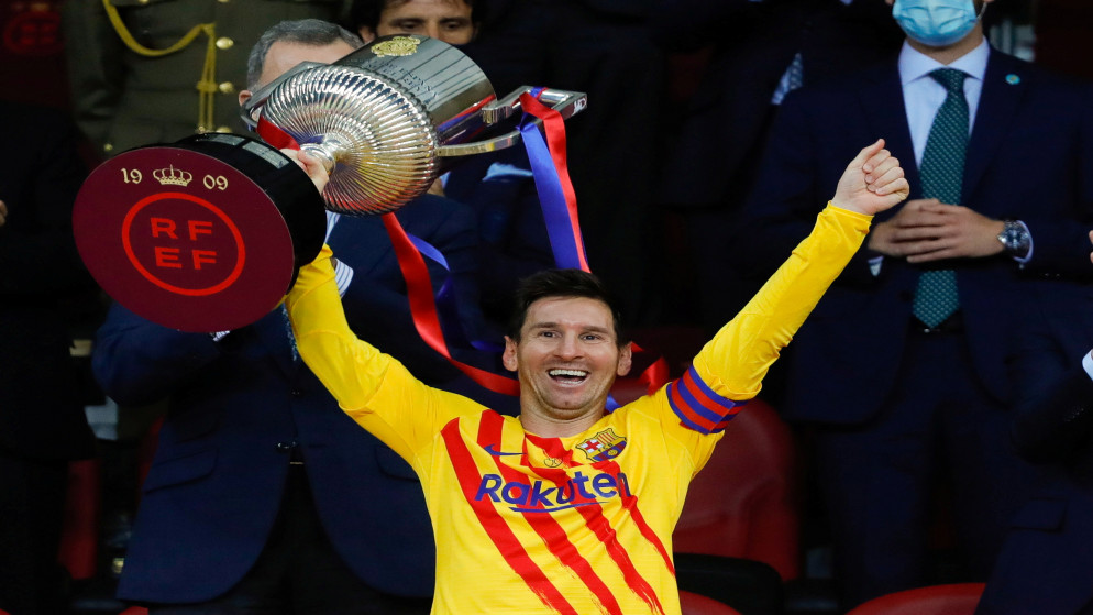 القائد الأرجنتيني ليونيل ميسي لدى تسلمه كأس إسبانيا الذي تُوج به فريق برشلونة. (رويترز)
