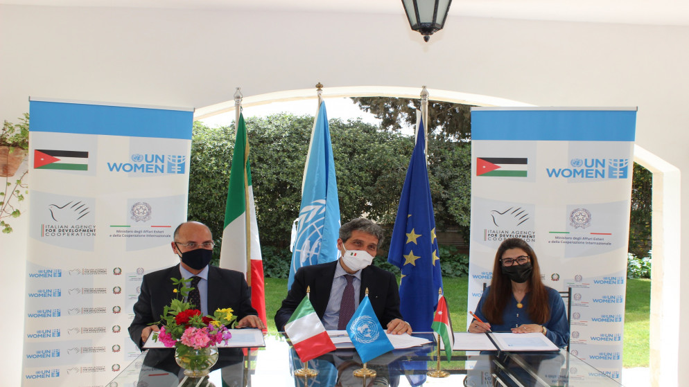 ممثلون عن الوكالة الإيطالية للتعاون الإنمائي وهيئة الأمم المتحدة للمرأة خلال توقيع اتفاقية لتعزيز صمود النساء المستضعفات في الأردن خلال الاستجابة لجائحة كوفيد-19. (الأمم المتحدة)