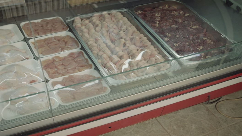 ثلاجة مخصصة لبيع الدواجن في أحد محال اللحوم والدواجن في عمّان. (فادي إسكندراني/ المملكة)