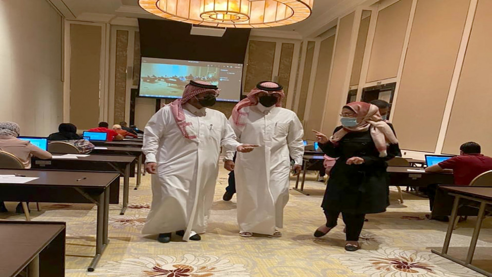 تفقد سفير دولة قطر في الأردن الشيخ سعود بن ناصر بن جاسم آل ثاني اختبارات الدفعة الأولى من المدرسين التي بدأت الأحد. (بترا)