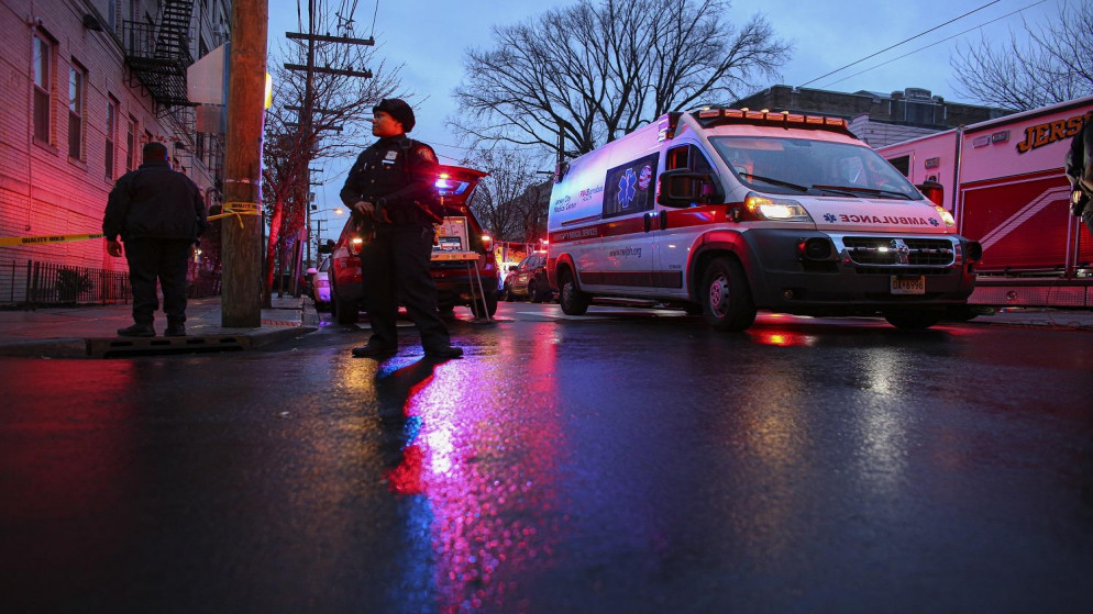 صورة تعبيرية، الشرطة الأميركية وسيارات الإسعاف في مدينة جيرسي المتاخمة لنيويورك. (أ ف ب)