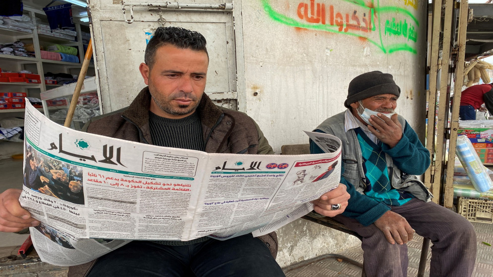 رجل فلسطيني يقرأ صحيفة في مدينة غزة. (رويترز)