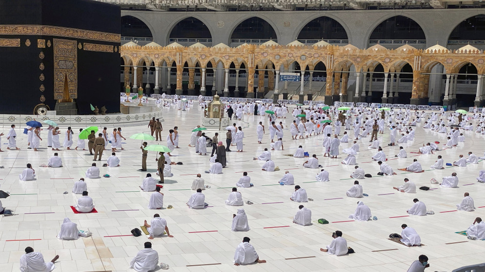 مصلون خلال شهر رمضان في المسجد الحرام في مكة المكرمة. (رويترز)