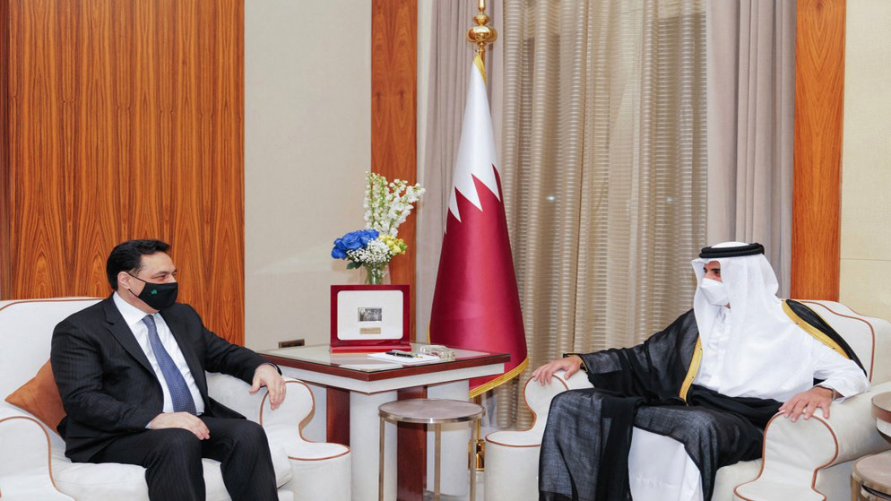 أمير قطر الشيخ تميم بن حمد آل ثاني (يمين) يلتقي رئيس حكومة تصريف الأعمال اللبناني حسان ديابفي الدوحة. 19 نيسان/أبريل 2021 (أ ف ب نقلا عن وكالة الأنباء القطرية)