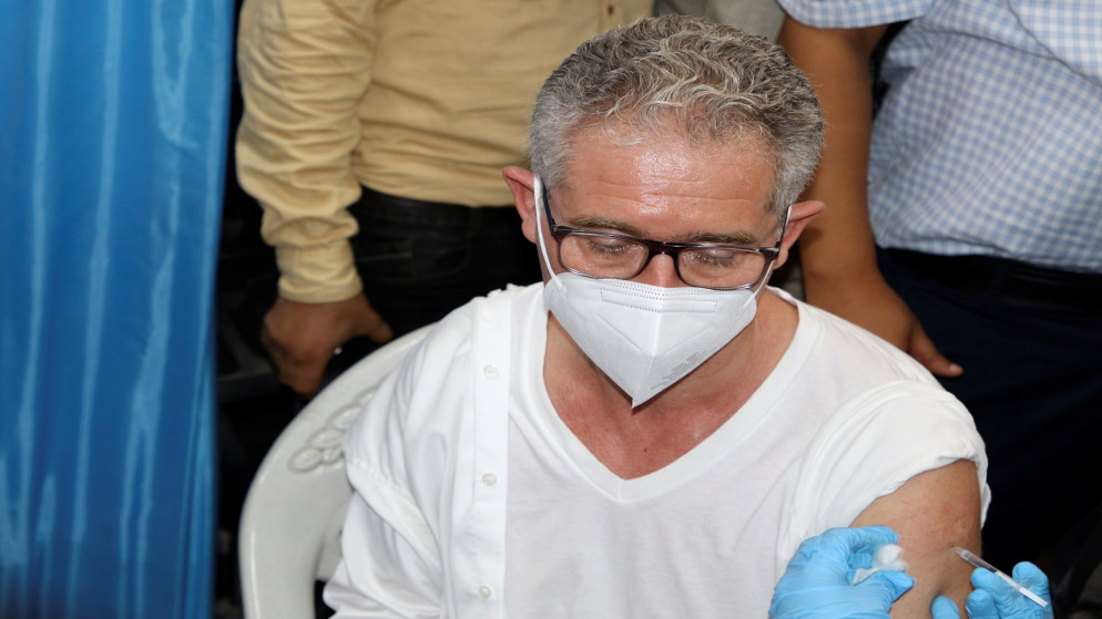 ممثل صندوق الأمم المتحدة للطفولة (يونيسف) في اليمن فيليب دواميل يتلقى جرعة من لقاح أسترا زينيكا المضاد لفيروس كورونا. (رويترز)