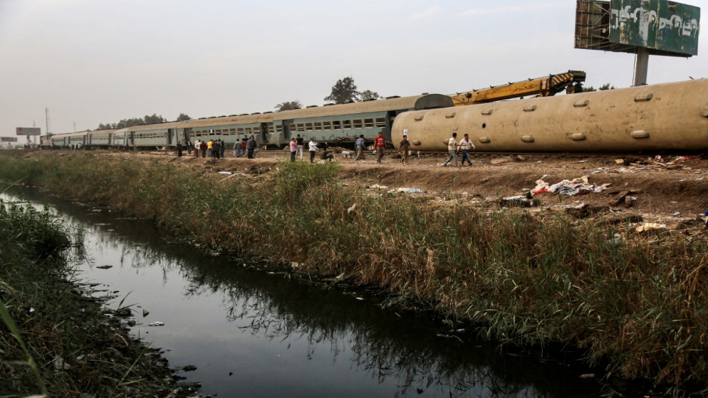 عربة ركاب مقلوبة في موقع حادث سكة حديد في مدينة طوخ في محافظة القليوبية وسط مصر، 18 نيسان/أبريل 2021. (أ ف ب)