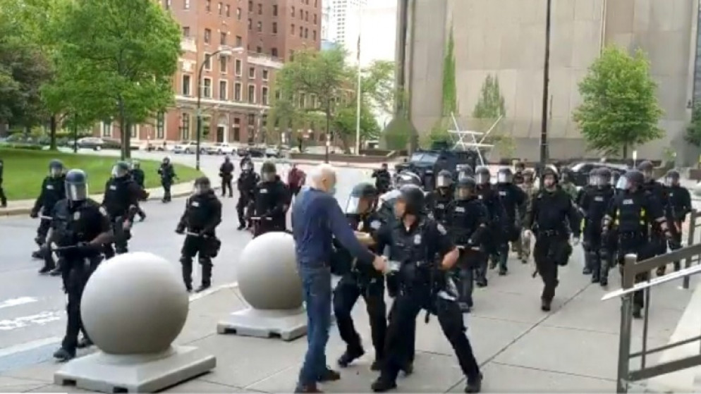 الشرطة الأميركية تدفع متظاهرًا عمره 75 عامًا إلى الأرض في نيويورك، 4 حزيران/يونيو 2020. (أ ف ب)