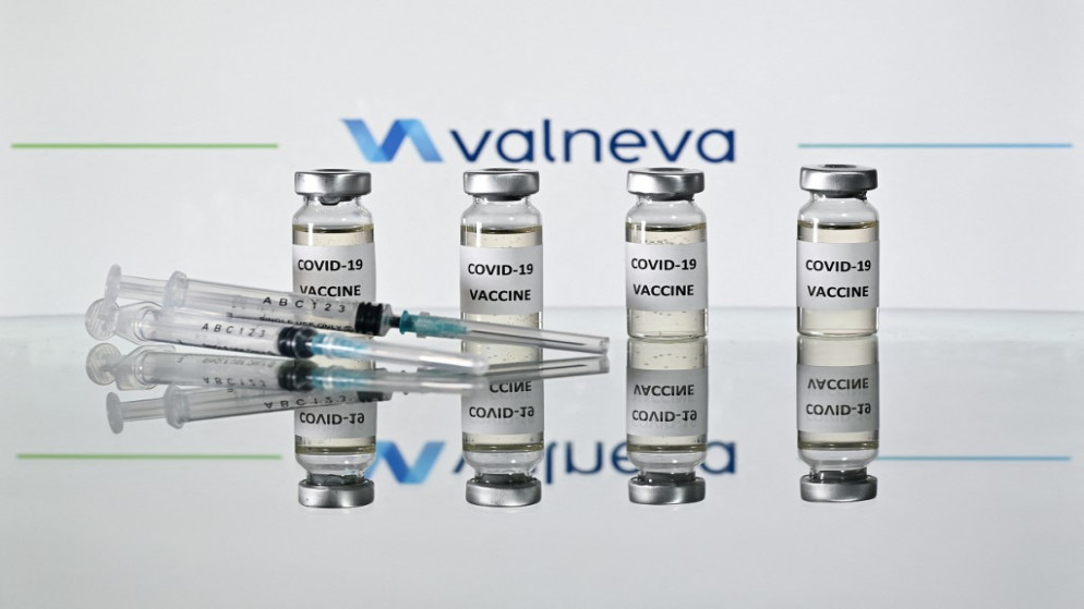 لقاح مضاد لكوفيد-19، عليها شعار شركة اللقاحات الفرنسية النمساوية، 17 نيسان/ نوفمبر 2020. (ا ف ب)