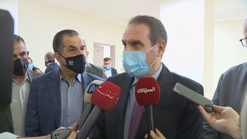 وزير الصحة فراس الهواري خلال جولة له في مستشفى الأمير حمزة. (المملكة)