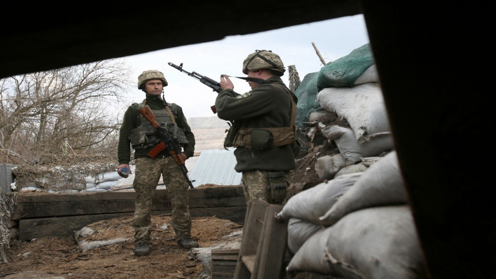 يقف الجنود الأوكرانيون في موقع على خط المواجهة مع الانفصاليين المدعومين من روسيا بالقرب من جورليفكا ، منطقة دونيتسك . 21 أبريل/نيسان 2021. (ا ف ب)