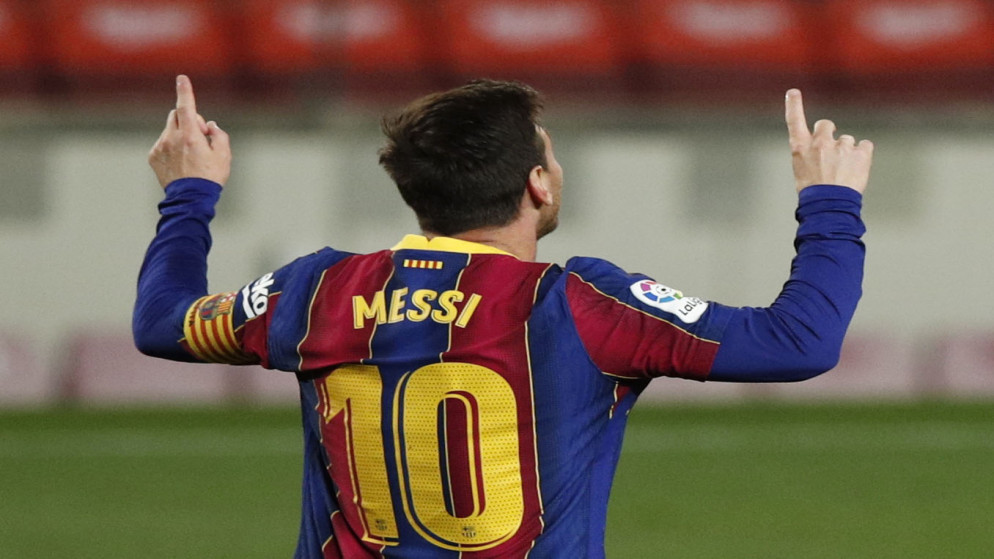 الأرجنتيني ليونيل ميسي محتفلاً بعد تسجيله الهدف الثالث لفريقه برشلونة. (رويترز)
