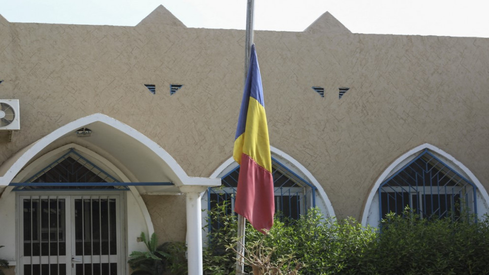 علم تشاد يرفرف في نصف السارية قرب مبنى في نجامينا في تشاد، 21 نيسان/أبريل 2021. (أ ف ب)