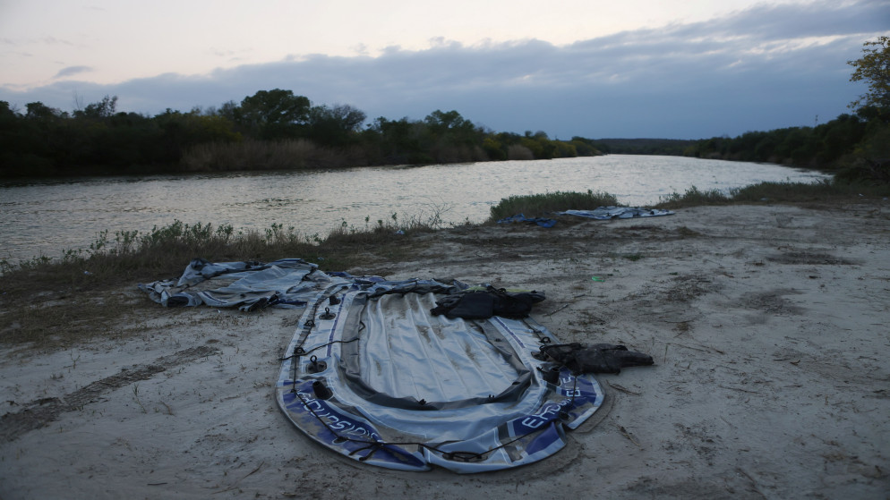 صورة تعبيرية_قارب مطاطي فارغ على ضفاف نهر ريو غراندي في تكساس في الولايات المتحدة، 21 أبريل/نيسان 2021. (رويترز)