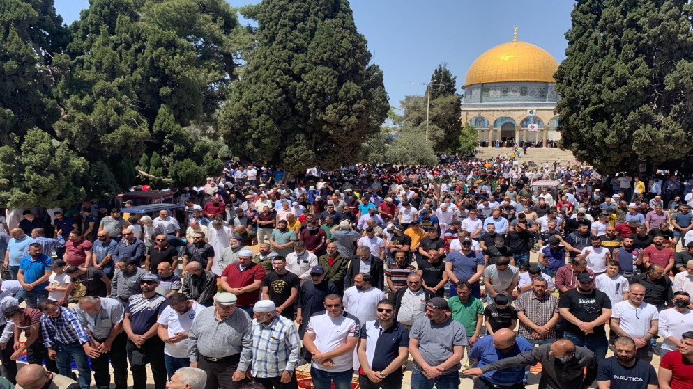 نحو 60 الفا أدوا صلاة الجمعة في المسجد الاقصى المبارك. (دائرة أوقاف القدس)