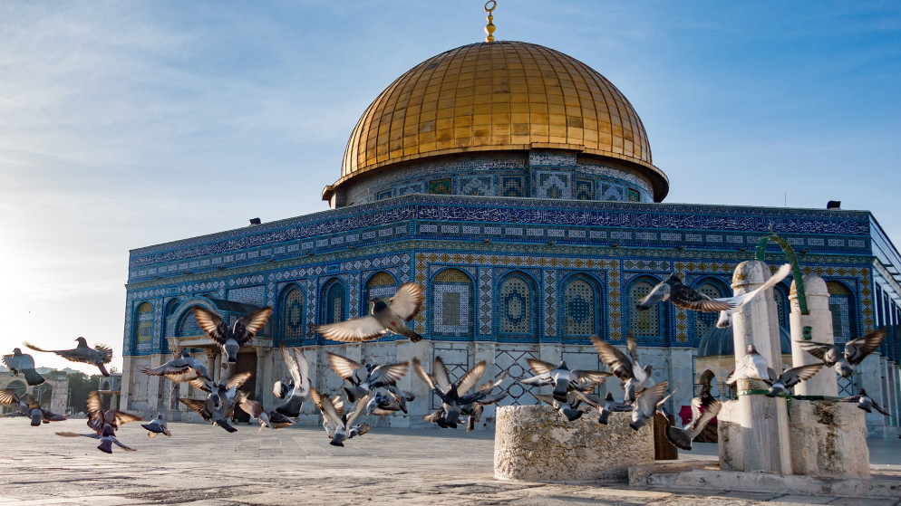 حمام في باحة قبة الصخرة في القدس. (shutterstock)