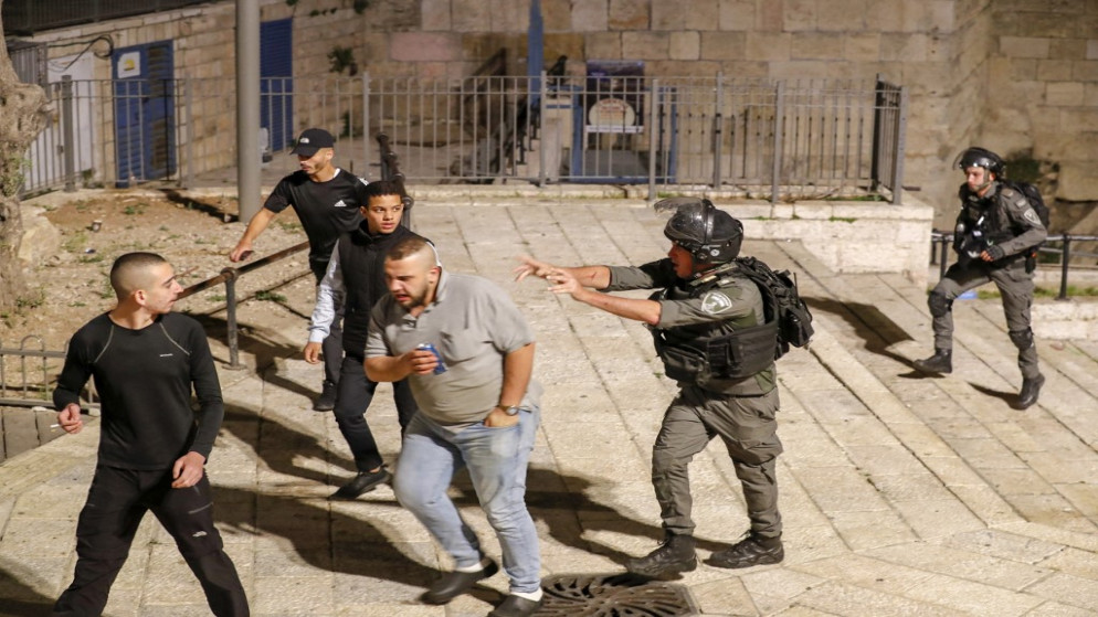قوات الاحتلال الإسرائيلي تفرق متظاهرين فلسطينيين خارج باب العامود في البلدة القديمة في القدس .23 أبريل / نيسان 2021.(أ ف ب)