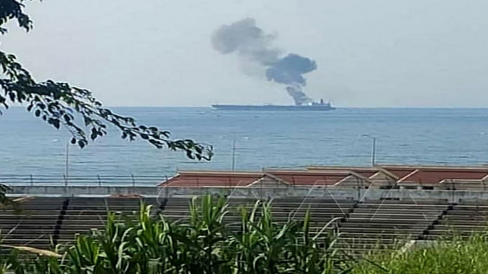 دخان يتصاعد من ناقلة نفط قبالة سواحل مدينة بانياس غربي سوريا. (أ ف ب)