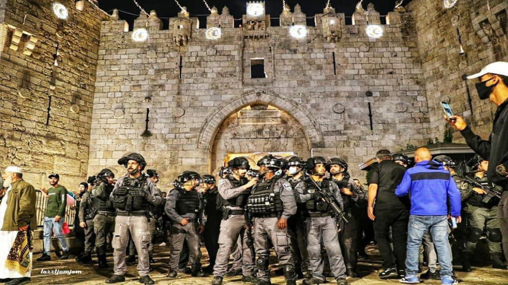 قوات الاحتلال الإسرائيلي تقمع  المصلين الذين أدوا صلاة العشاء والتراويح على مدخل بيت لحم الشمالي. (تلفزيون فلسطين)