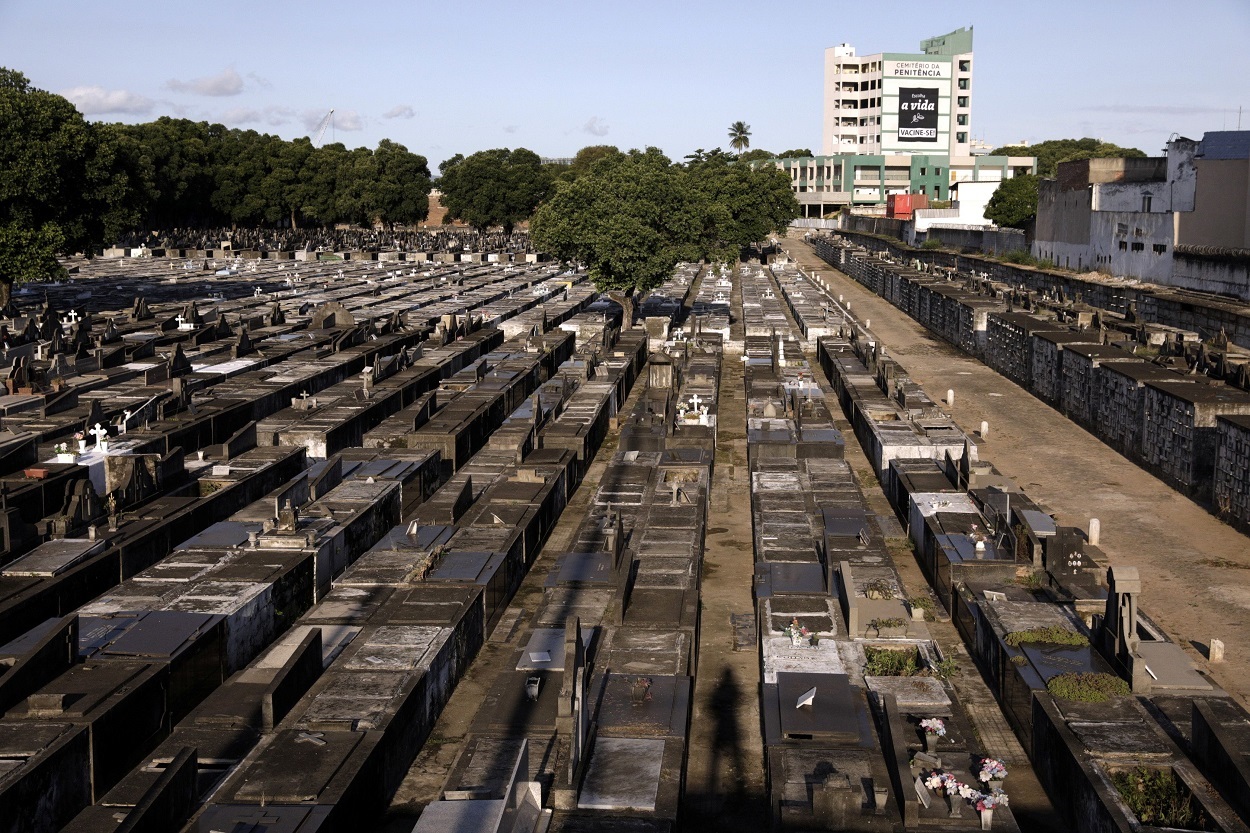 مقبرة في ريو دي جانيرو، البرازيل، وسط تفشي فيروس كورونا، 30 نيسان/أبريل 2021. (رويترز)