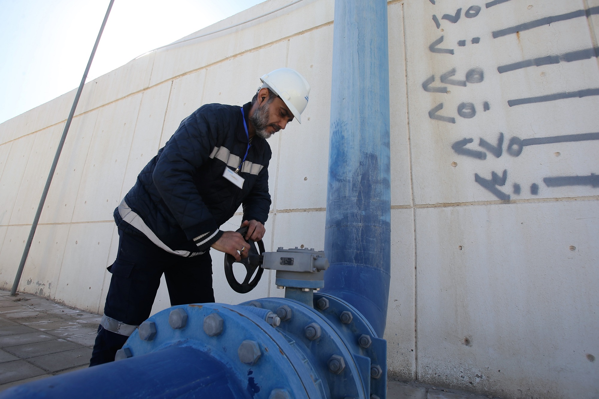 صورة أرشيفية لمهندس يعمل في محطة تابعة لشركة المياه في منطقة البتراوي. (صلاح ملكاوي/ المملكة)