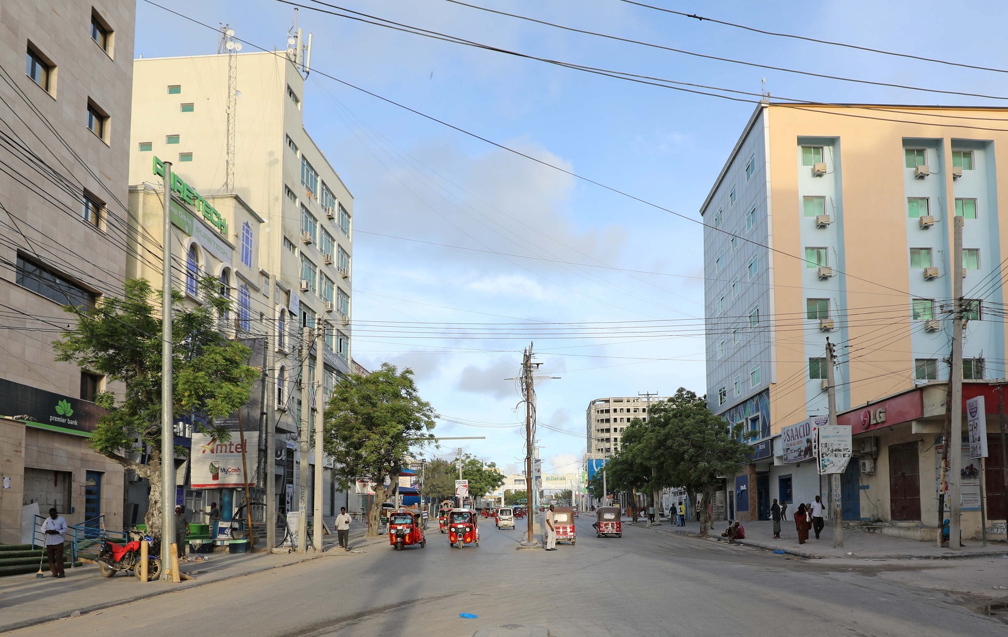 منظر يُظهر شارعًا مهجورًا في أعقاب إطلاق نار بين فصائل ,قوات أمن صومالية في مقديشو. 26/04/2021 (رويترز)