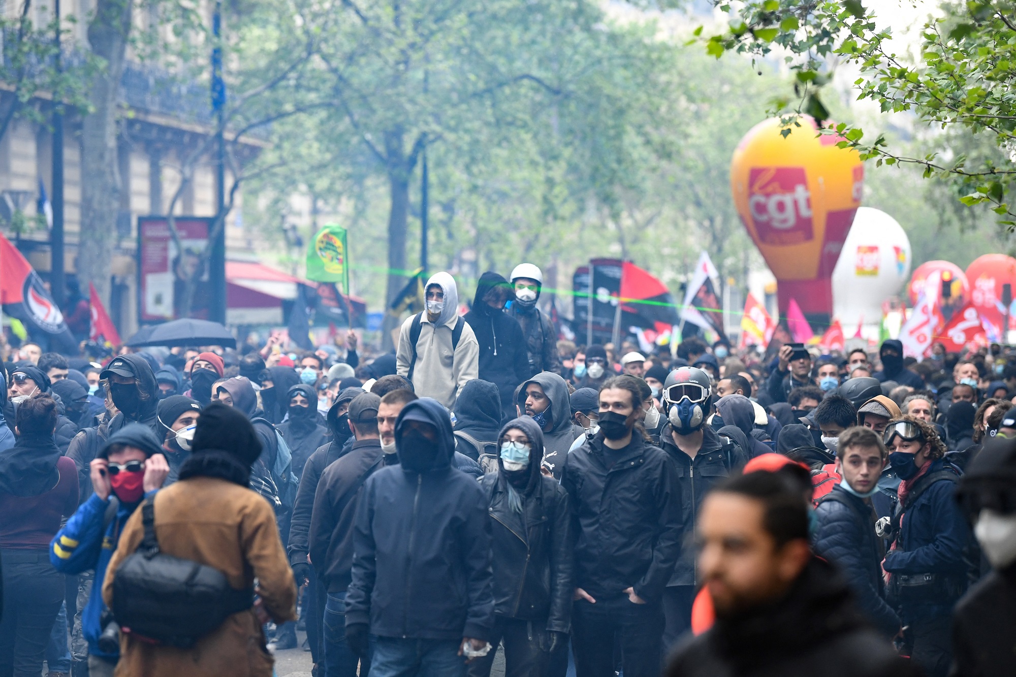متظاهرون يشاركون في مسيرة عيد العمال السنوي في باريس. 1 مايو 2021. (أ ف ب)