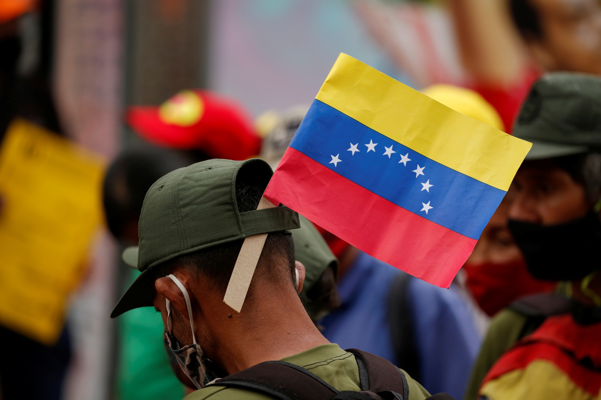 مؤيد للرئيس الفنزويلي نيكولاس مادورو يشارك في مسيرة لإحياء ذكرى عيد العمال في كاراكاس في فنزويلا. (رويترز)