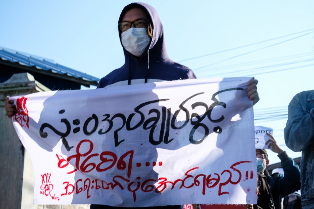 متظاهر يحمل لافتة كتب عليها "غير محكوم على الإطلاق. هذه الثورة يجب أن تنتصر!" خلال تظاهرة ضد الانقلاب العسكري في "اليوم العالمي لثورة الربيع في ميانمار" في تاونغغي بولاية شان .2 مايو/أيار 2021.(أ ف ب)
