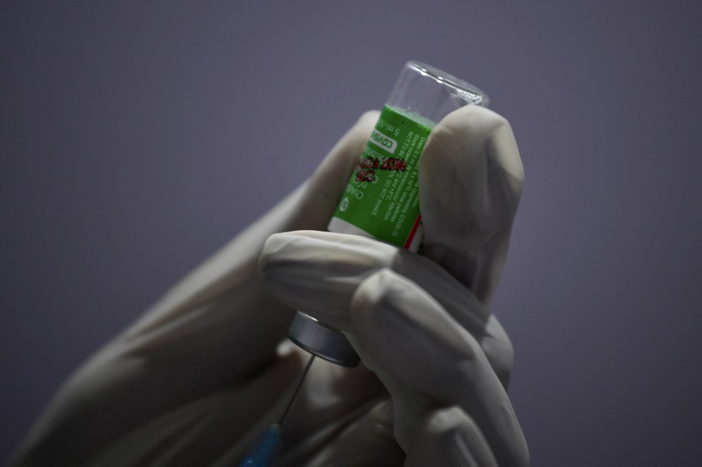 عامل صحي يستعد لتطعيم شخص بجرعة من لقاح كوفيد -19 المضاد لفيروس كورونا في مومباي .2 مايو 2021. (أ ف ب)