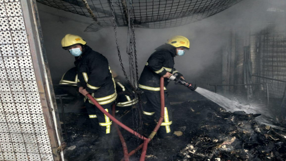 فرق الإطفاء أثناء إخماد الحريق. (مديرية الأمن العام)