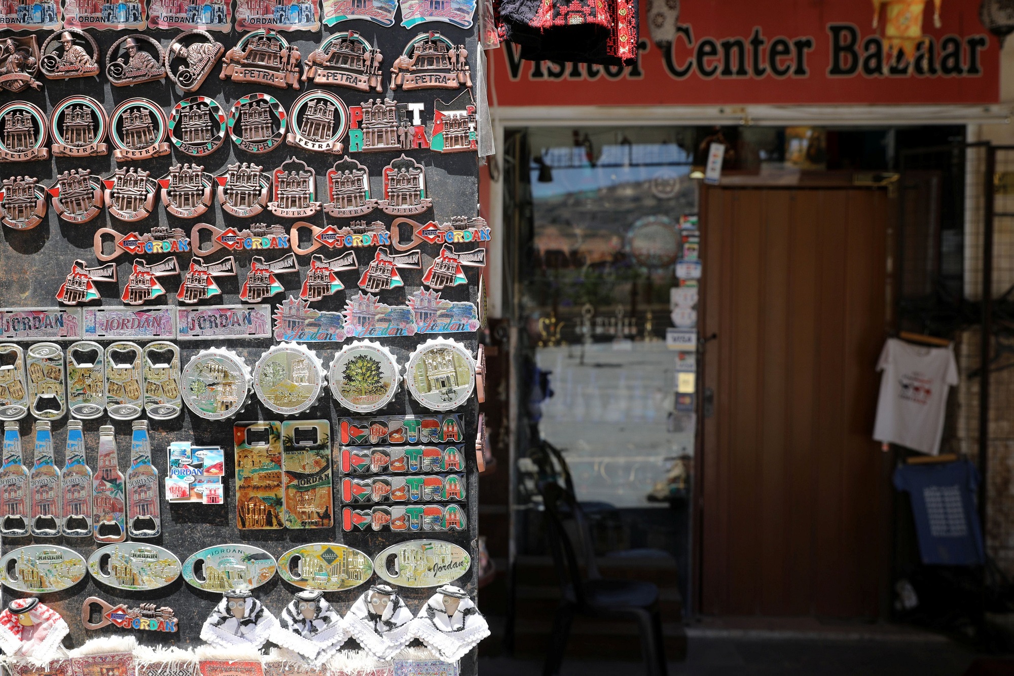 تحف وهدايا في متجر في مدينة البترا الأثرية. (رويترز)