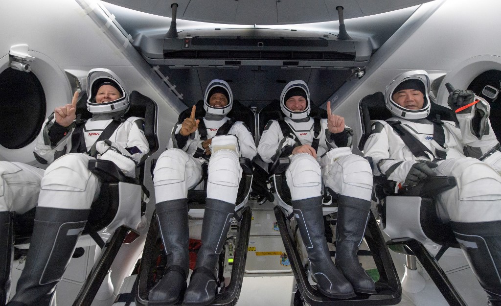 أربعة رواد من محطة الفضاء الدولية عادوا إلى الأرض الأحد في مركبة تابعة لشركة "سبايس إكس" بعدما أمضوا في الفضاء أكثر من 160 يوماً. (أ ف ب)