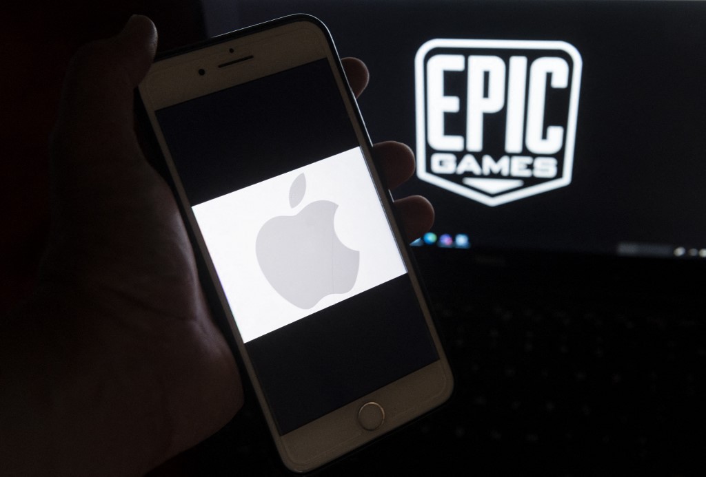 صورة توضيحية تظهر شعار شركتي "إبيك غيمز" لألعاب الفيديو و"آبل" للهواتف الذكية. (أندرو كاباليرو-رينولدز / أ ف ب)