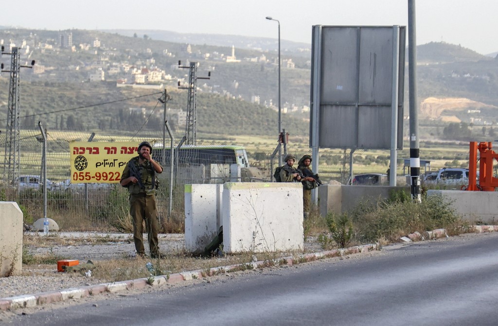 قوات الاحتلال الإسرائيلي خلال إغلاقها مدخل لمدينة نابلس في الضفة الغربية المحتلة