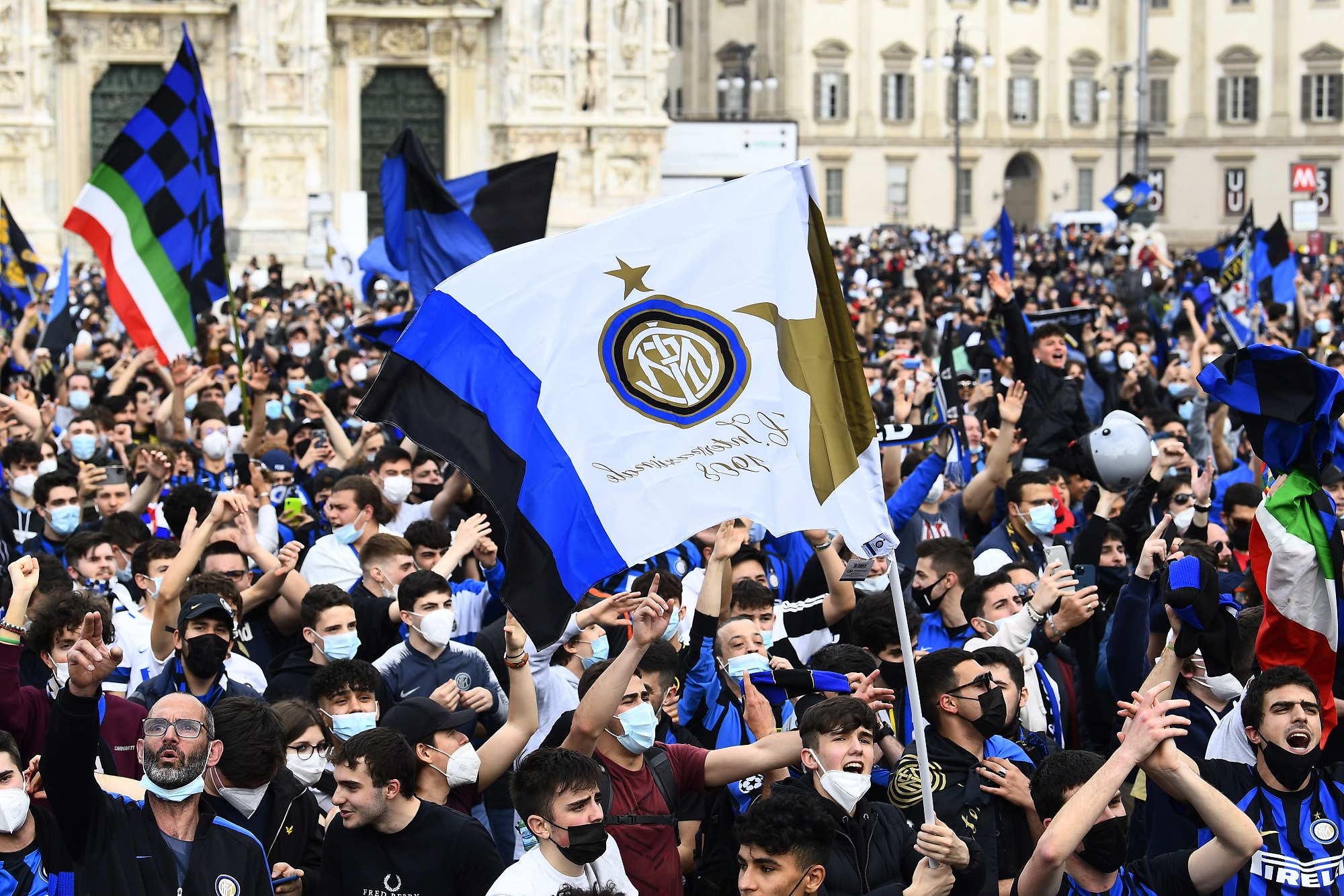 جماهير نادي إنتر ميلان تحتفل بتتويج فريفها بلقب الدوري الإيطالي لكرة القدم. (رويترز)