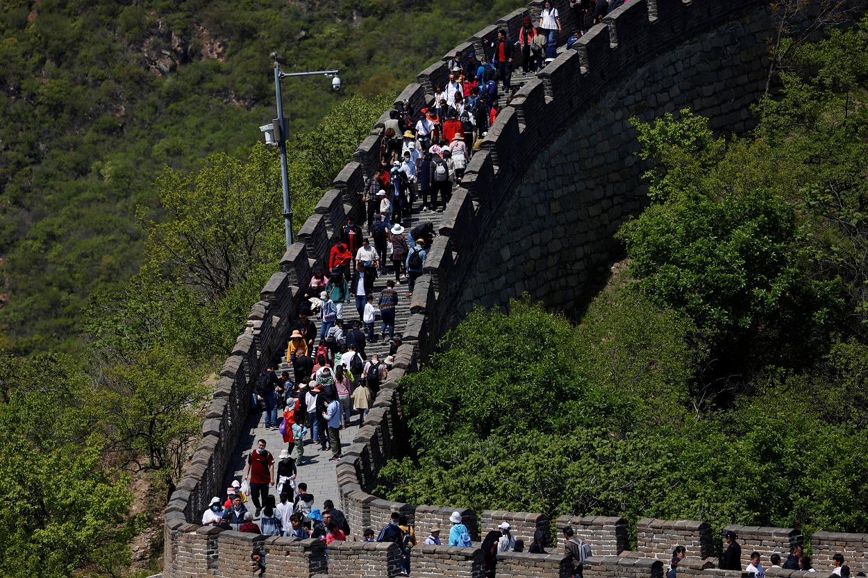 سور الصين العظيم خلال عطلة عيد العمال، بعد تفشي فيروس كورونا، بكين، الصين، 2 مايو 2021. (رويترز)