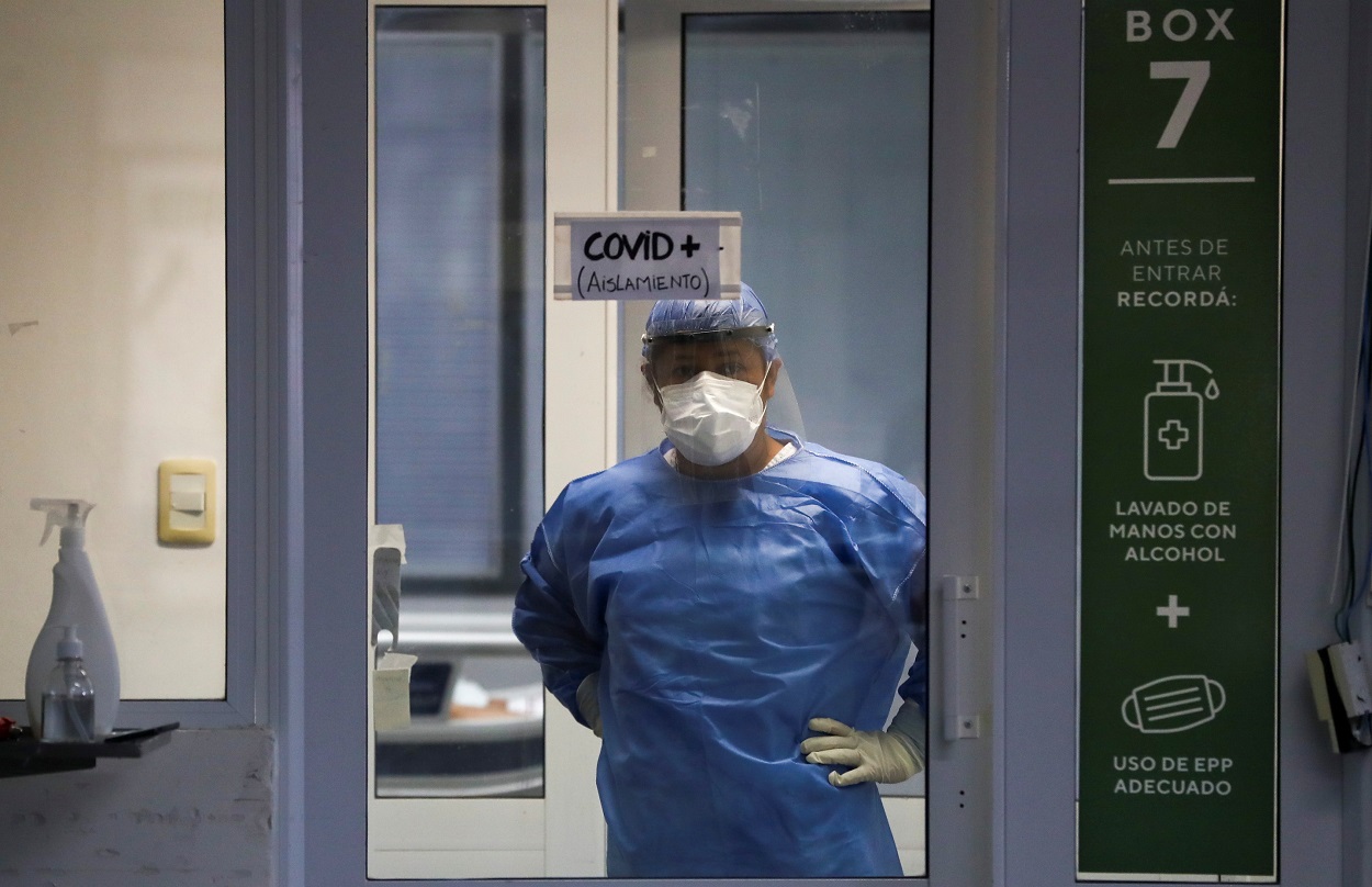 عامل رعاية صحية، يقف داخل غرفة مخصصة لمرضى كورونا، في وحدة العناية المركزة بمستشفى في ضواحي بيونس آيرس، الأرجنتين، 16 نيسان، أبريل 2021. (رويترز)
