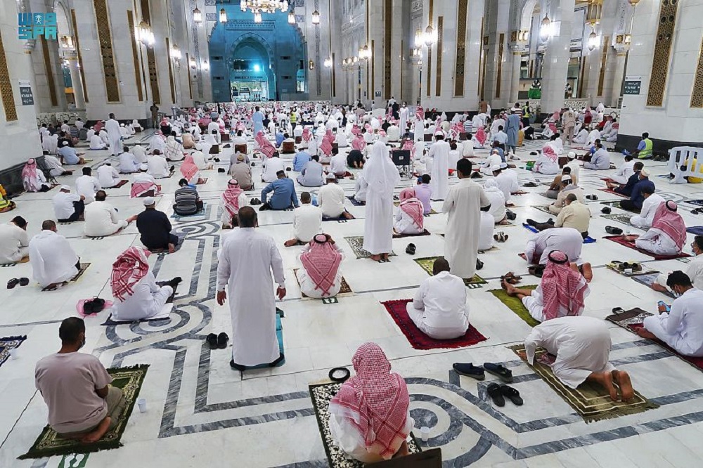أداء صلاة التهجد في أول ليالي العشر الأواخر من رمضان بالمسجد الحرام. (وكالة الأنباء السعودية "واس")