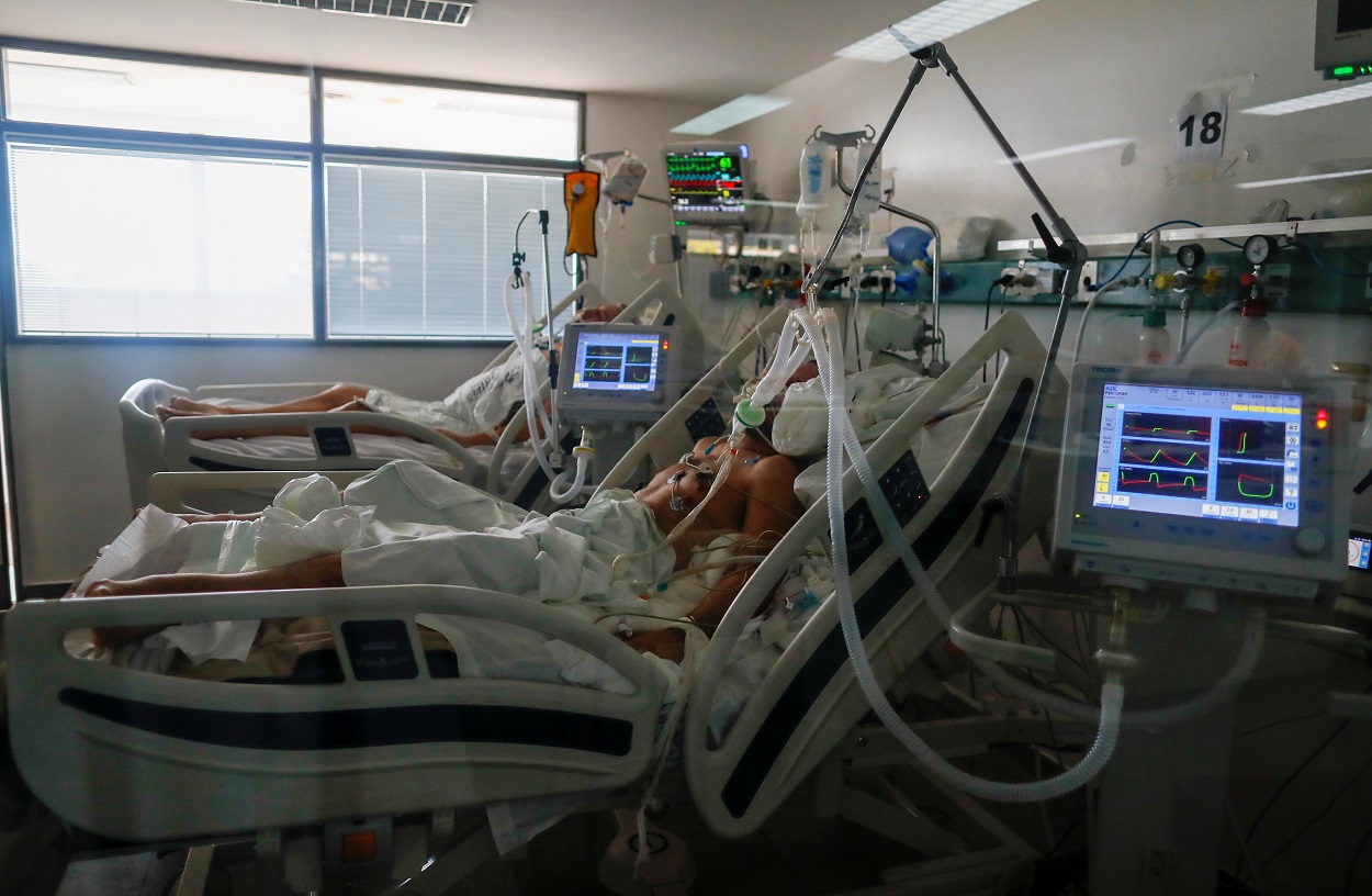 مرضى يعانون من فيروس كورونا، يتم فحصهم في وحدة العناية المركزة بمستشفى في الأرجنتين، 16 أبريل/نيسان 2021. (رويترز)