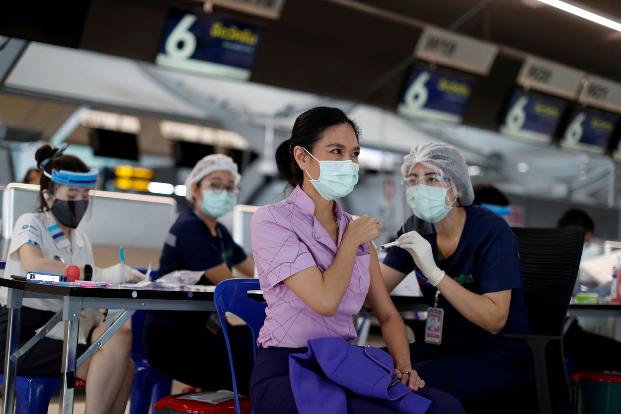 أحد أفراد طاقم الخطوط الجوية التايلاندية، تتلقى تطعيمها ضد فيروس كورونا، في مطار سوفارنابومي في بانكوك، تايلاند، 28 أبريل/نيسان 2021. (رويترز)