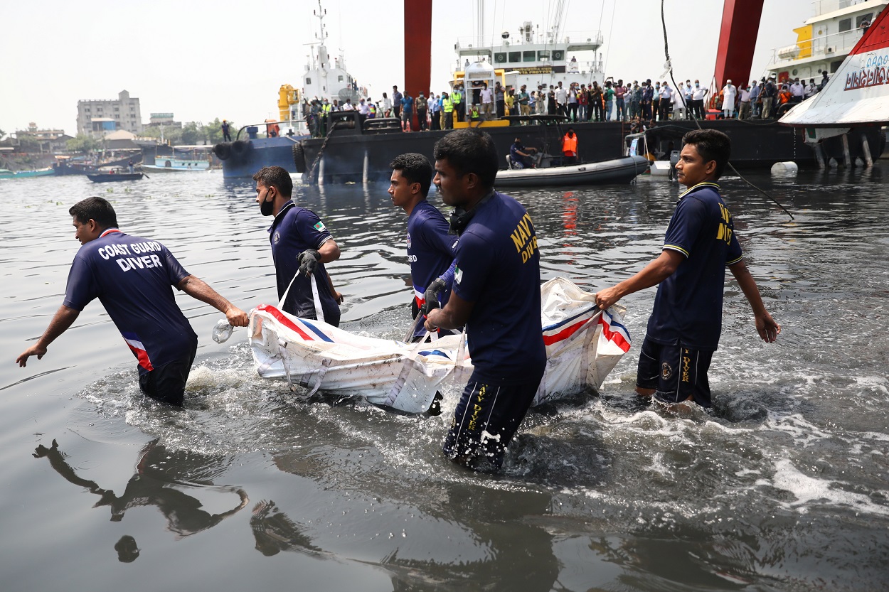 عمال إنقاذ ينتشلون جثة من عبارة اصطدمت بسفينة شحن، وغرقت في نهر شيتالاخسيا في نارايانجانج، بنغلاديش، 5 أبريل/نيسان 2021. (رويترز)