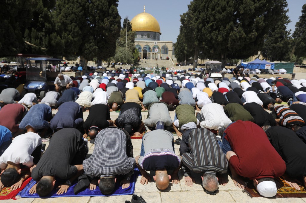 فلسطينيون يتجمعون خلال صلاة الجمعة الثانية من صيام شهر رمضان خارج قبة الصخرة في مجمع المسجد الأقصى  ثالث أقدس الأماكن الإسلامية  في البلدة القديمة بالقدس .23 أبريل/نيسان 2021. (أ ف ب)