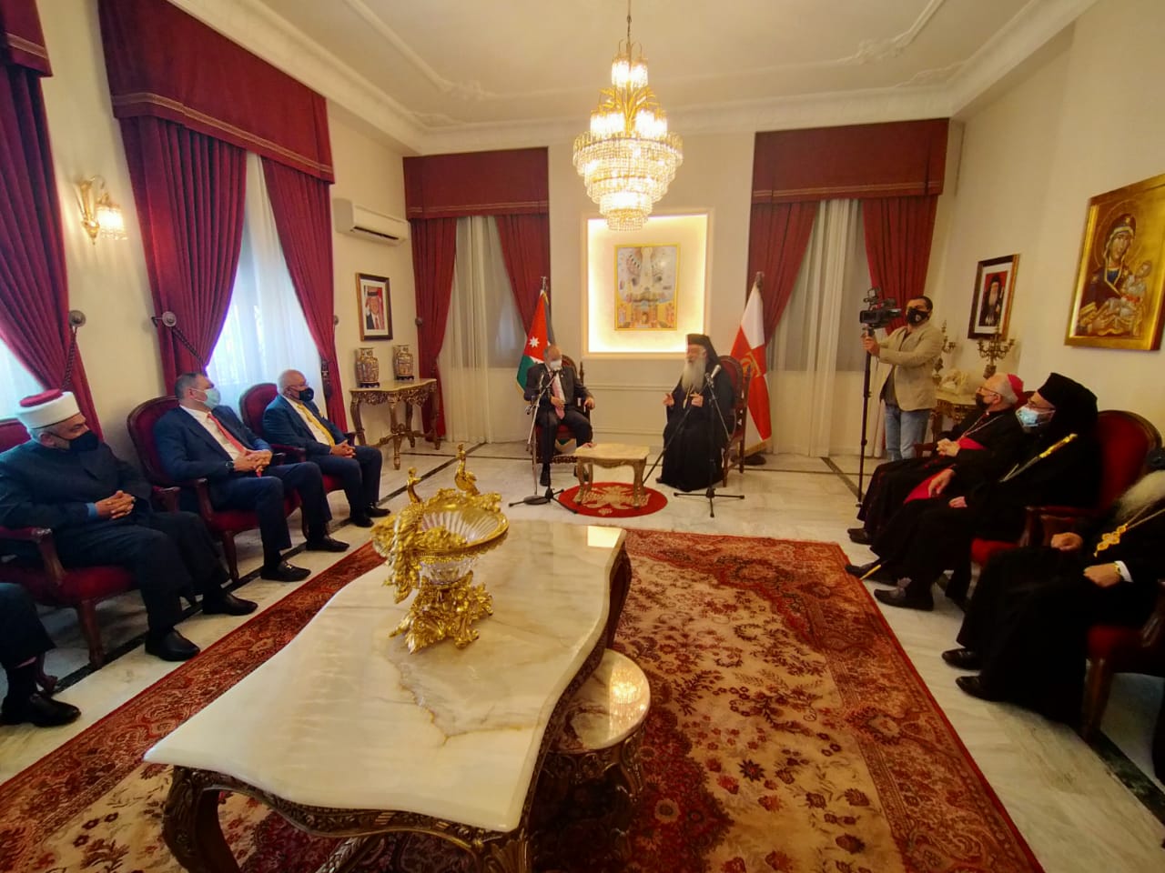 رئيس الوزراء بشر الخصاونة خلال زيارته مطرانية الروم الأرثوذكس في عمّان، مُهنئاً الإخوة المسيحيين بعيد الفصح المجيد. (رئاسة الوزراء)