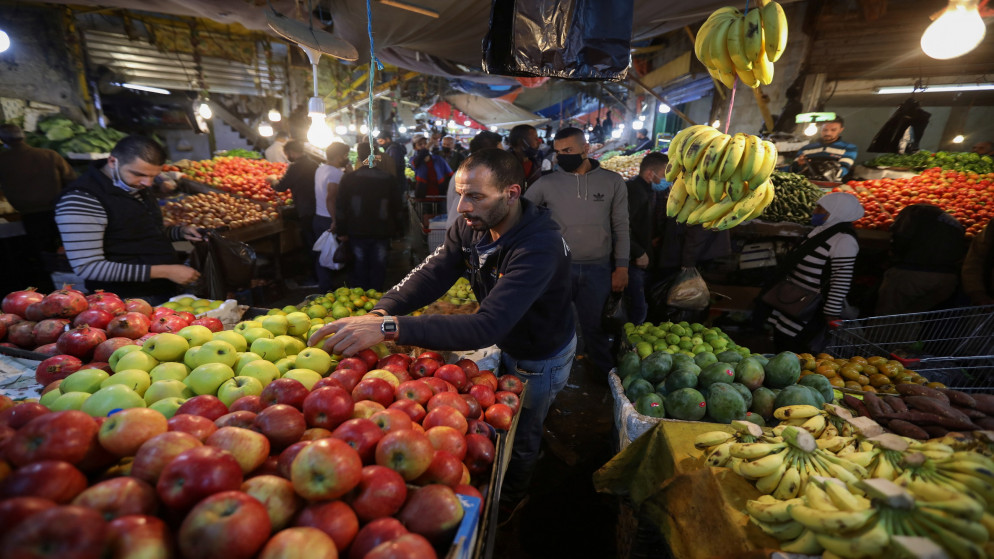 سوق خضار وفواكه في وسط مدينة عمّان، 10 تشرين الثاني/نوفمبر 2020. (محمد حامد/ رويترز)