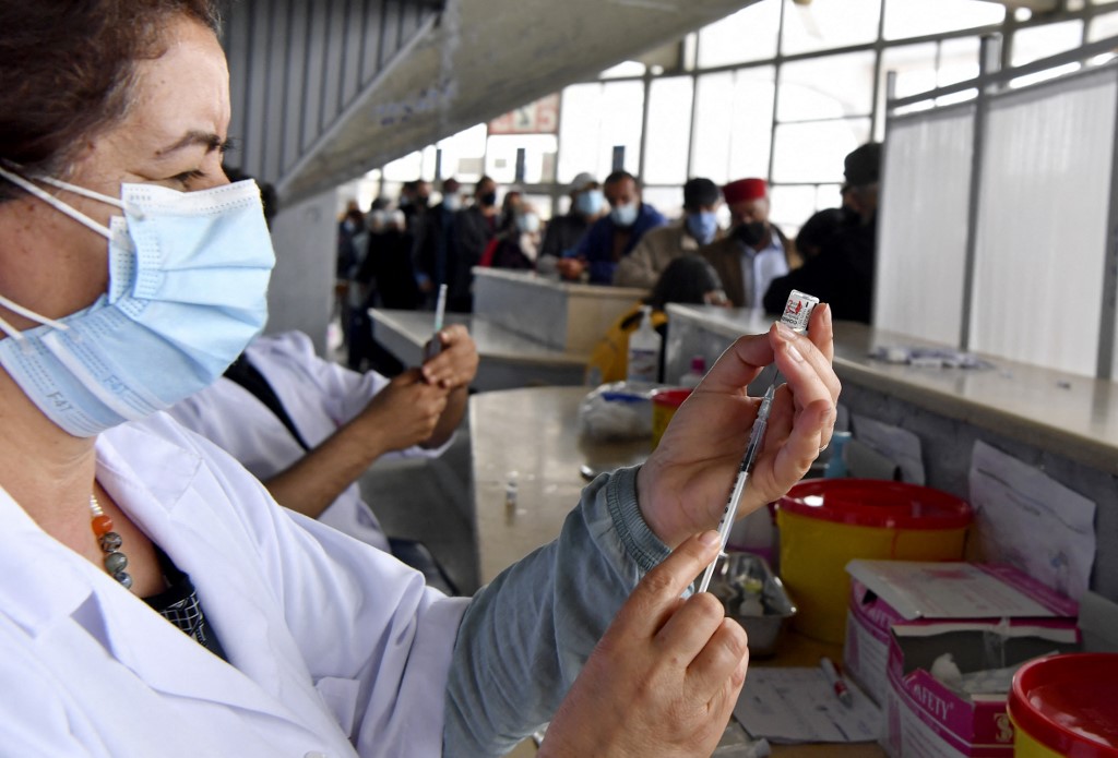 طبيبة في تونس تحضر جرعة من لقاح واقي من فيروس كورونا. (أ ف ب)