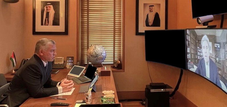 اجتماع جلالة الملك عبدالله الثاني عبر تقنية الاتصال المرئي مع مبعوث الرئيس الأميركي لشؤون المناخ جون كيري. (الديوان الملكي الهاشمي)