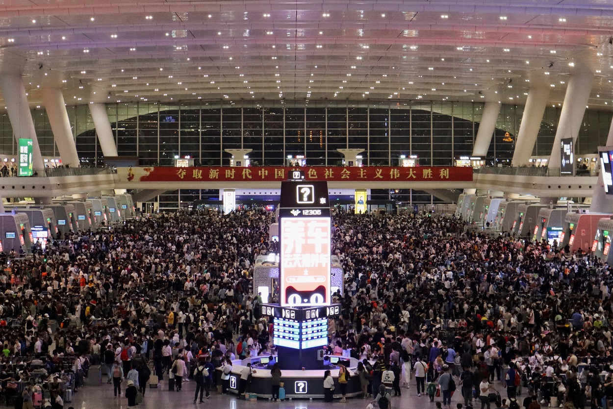 مسافرون ينتظرون قطاراتهم في محطة قطار هانغتشو الشرقية خلال عطلة عيد العمال، في هانغتشو بمقاطعة تشجيانغ، الصين، 3 أيار/مايو 2021.  (رويترز)