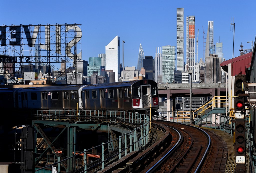 قطار مترو أنفاق ومباني مانهاتن في مدينة نيويورك، 3 نيسان/أبريل 2021. (أ ف ب)
