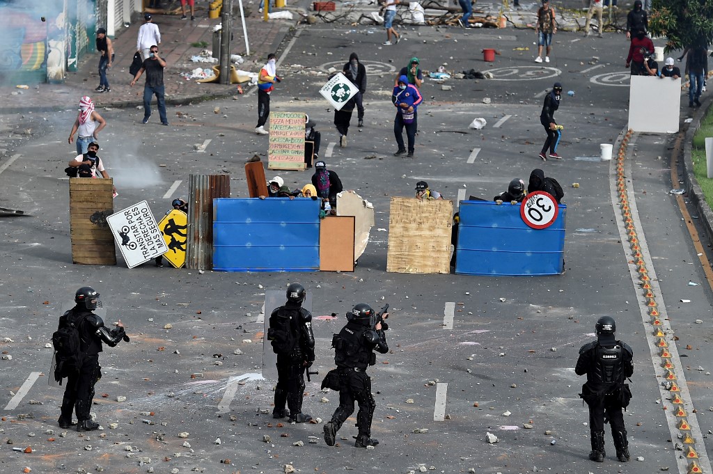 اشتباكات بين المتظاهرين وشرطة مكافحة الشغب، خلال احتجاج على الإصلاح الضريبي للحكومة المقترح في كالي، كولومبيا، 3 أيار/مايو 2021. (أ ف ب)