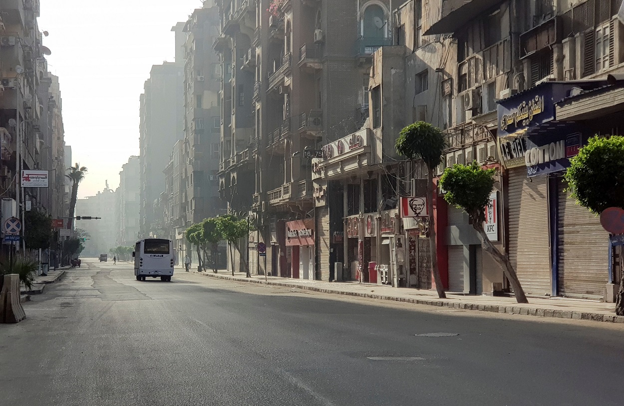 منظر عام للشوارع الخالية وسط القاهرة، وسط تفشي فيروس كورونا، القاهرة، مصر، 3 مايو 2021. (رويترز)